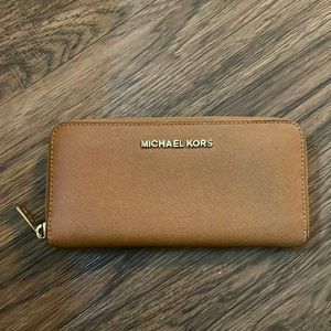 Michael Kors wallet. Super functional wallet with tons of space. Great condition